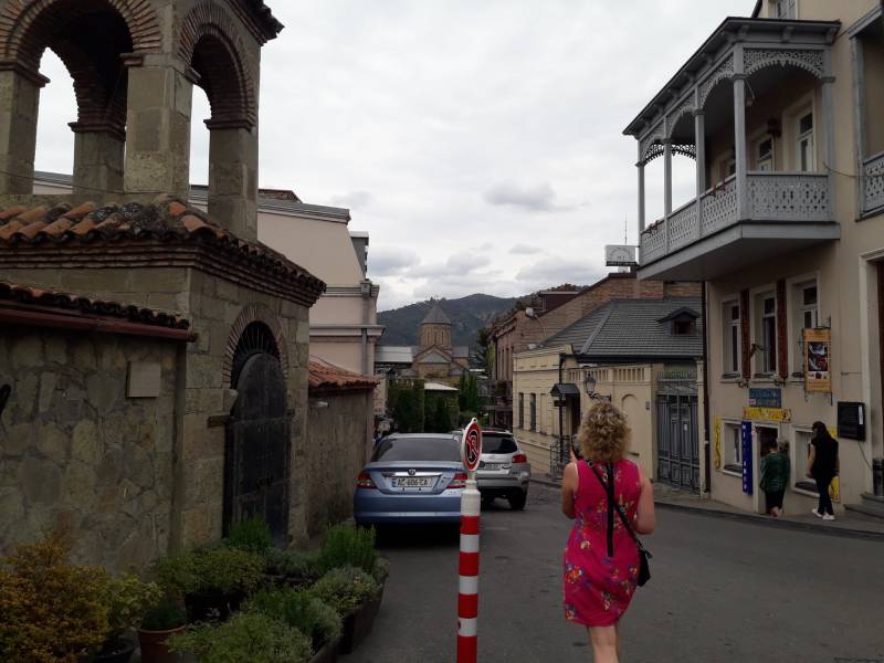 Старый город Тбилиси Девушка в красном