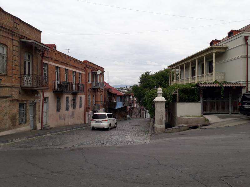 Старый город Тбилиси Улочка контраст архитектуры зданий