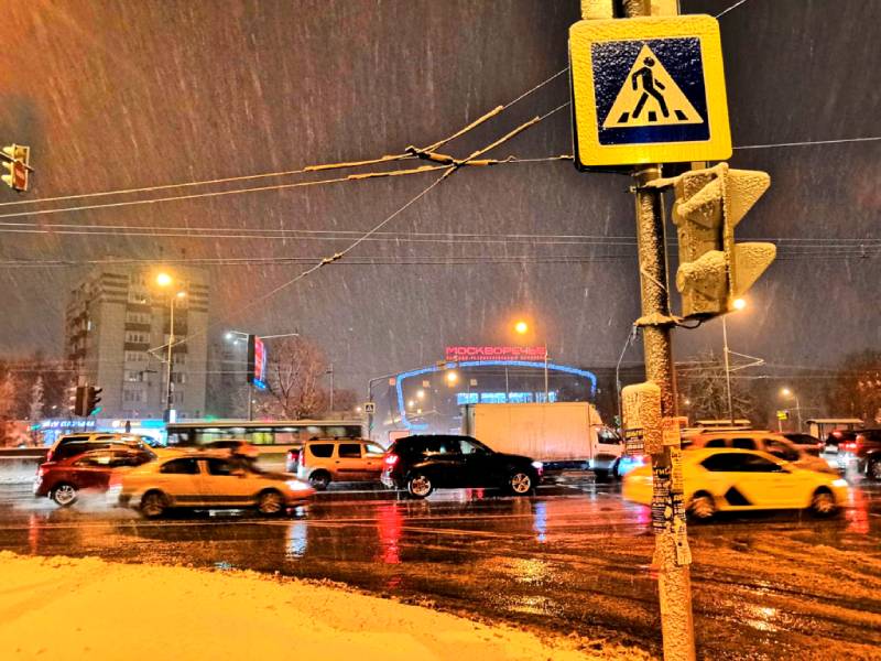 Декабрь, Москва, утро, идёт дождь со снегом.